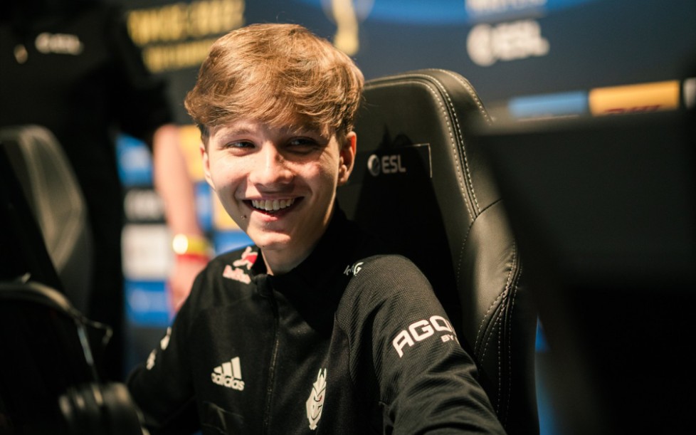 成鲜明对比 成鲜明对比